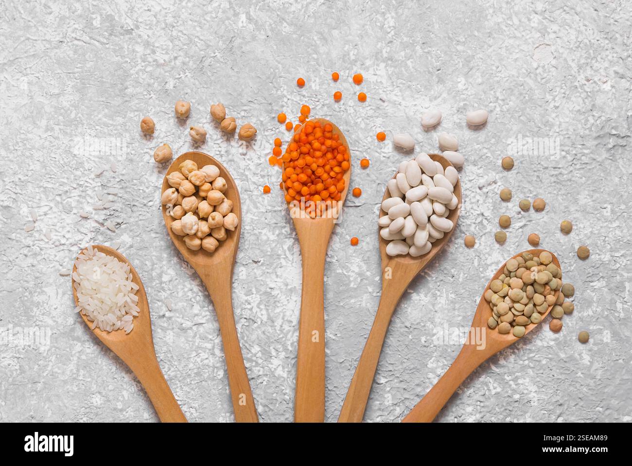Tipo differente di composizione di legumi secchi grezzi. Fagioli bianchi, lenticchie, ceci, riso, concetto di legume organico misto, spazio per la copia Foto Stock