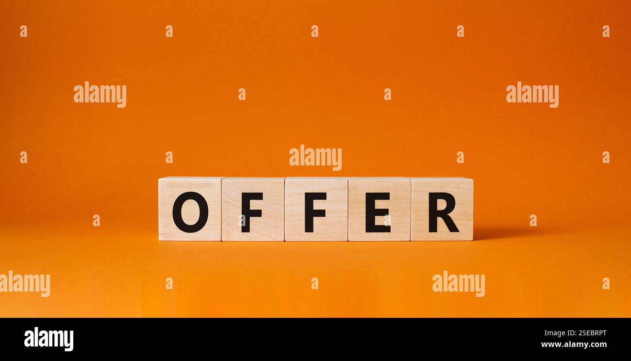 Simbolo dell'offerta. Cubi di legno con offerta di parola. Bellissimo sfondo arancione. Concetto di offerta. Copia spazio. Foto Stock