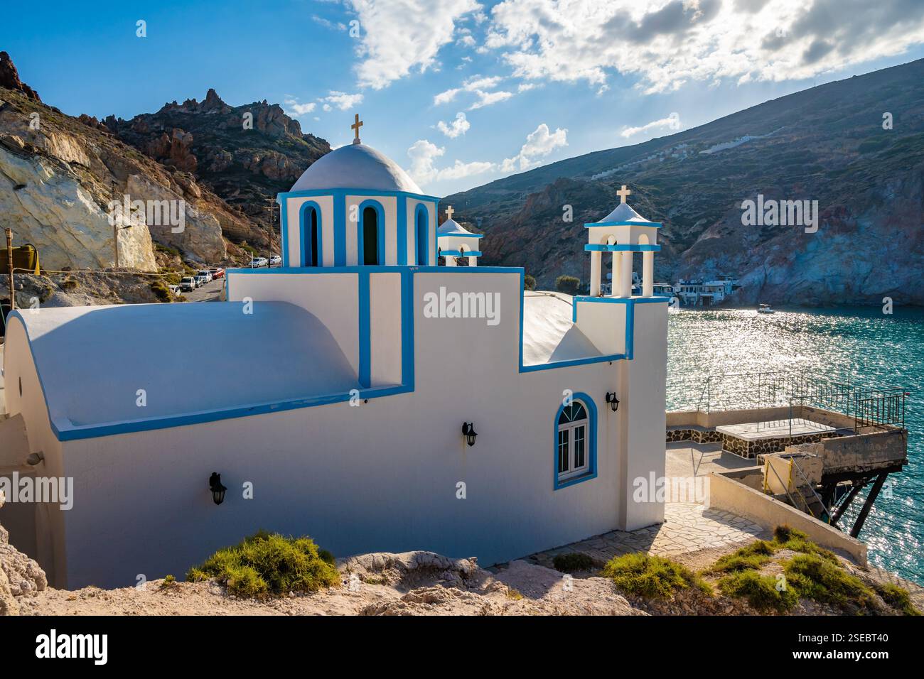 Tradizionale chiesa bianca sulla costa marittima nel villaggio di Firopotamos, isola di Milos, Cicladi, Grecia Foto Stock