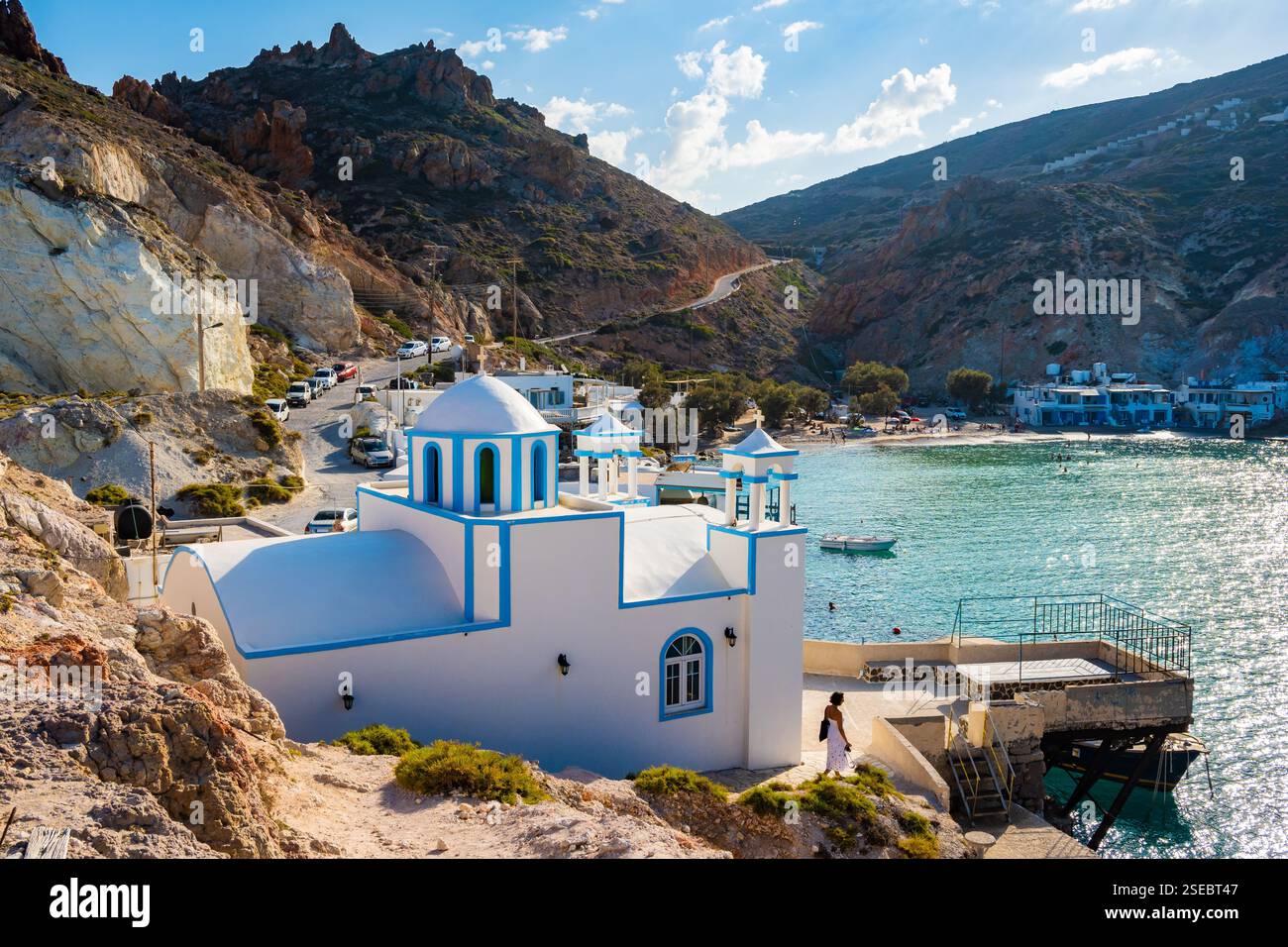 Tradizionale chiesa bianca sulla costa marittima nel villaggio di Firopotamos, isola di Milos, Cicladi, Grecia Foto Stock
