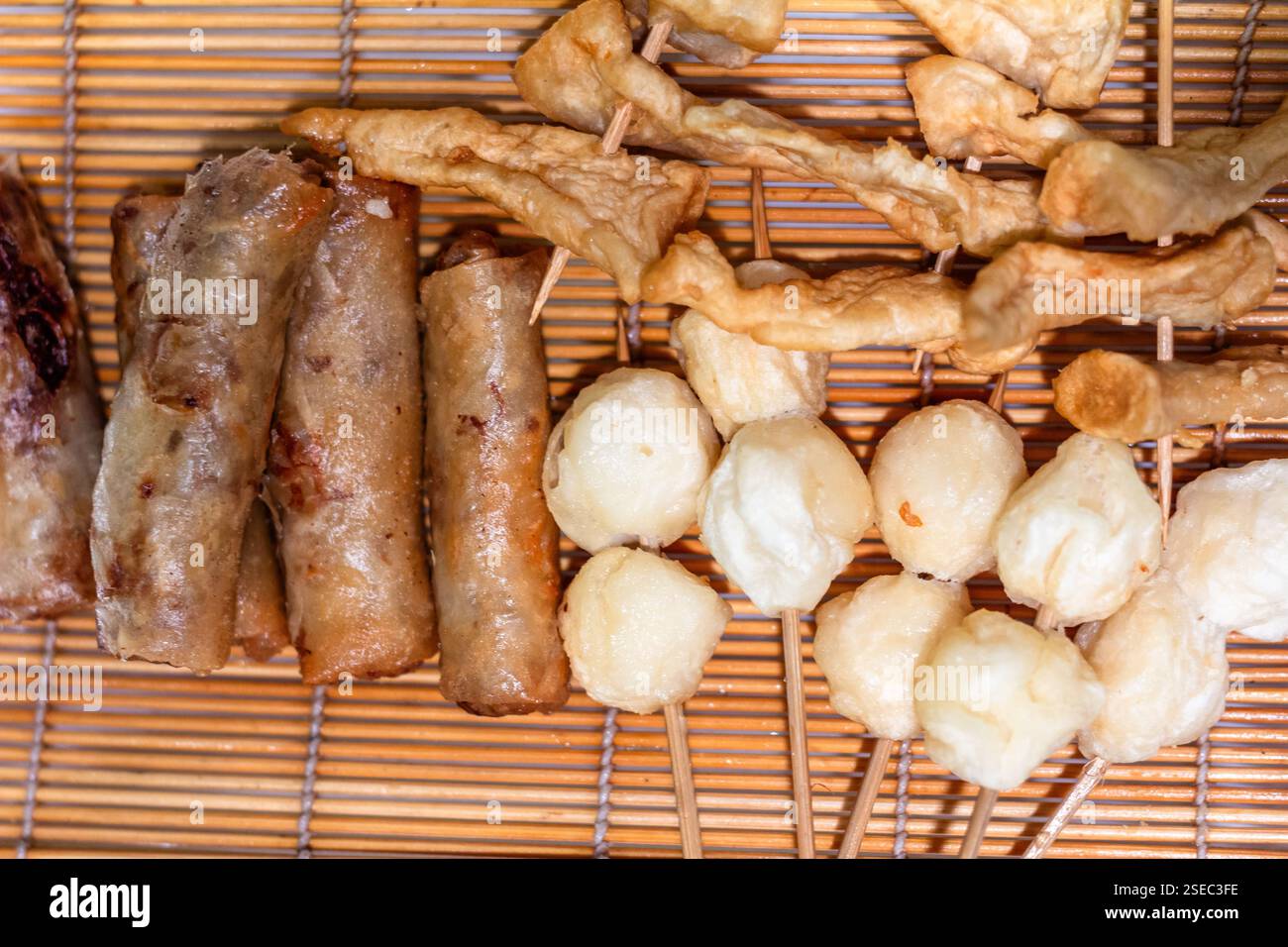 Popolare cibo di strada filippino, tra cui lumpia, palle di calamaro e spiedini tempura serviti in un ristorante locale a Cebu, Filippine Foto Stock