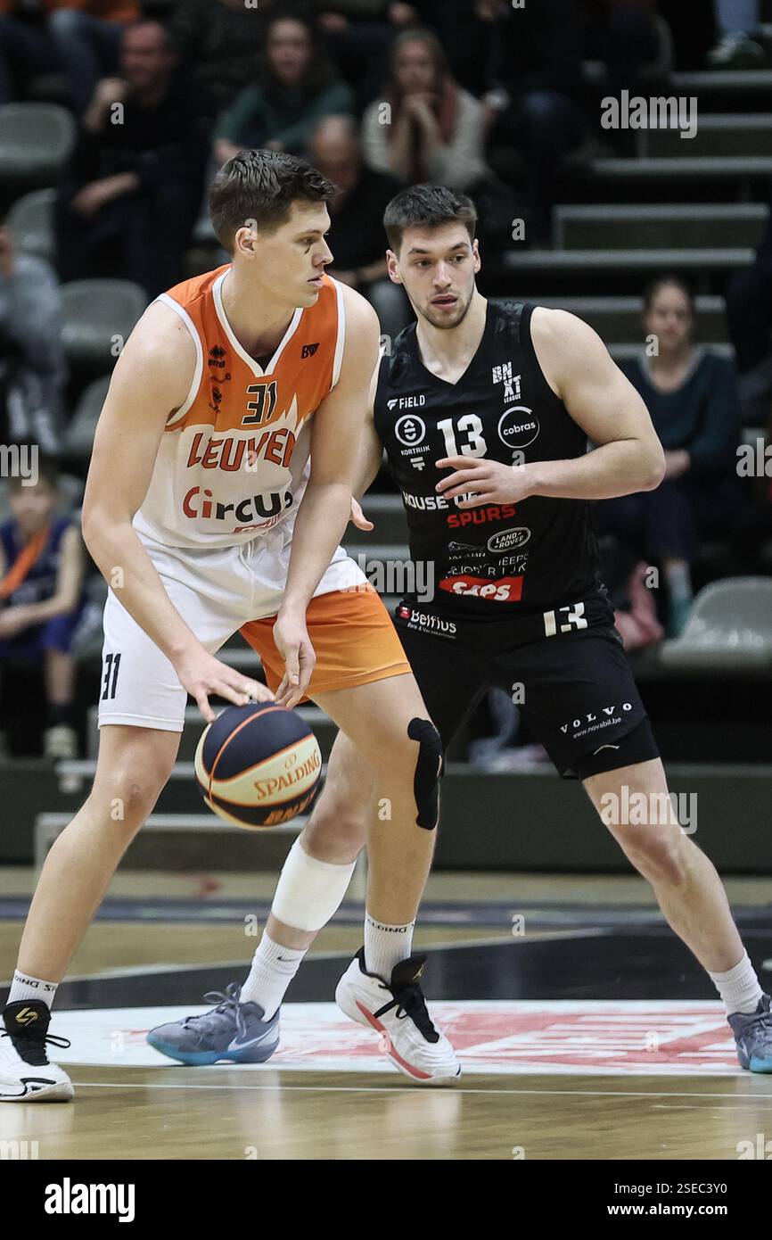 Lovanio, Belgio. 8 febbraio 2025. Mattias Palinckx di Leuven e Niels De Ridder di Kortrijk combattono per il pallone durante una partita di basket tra Leuven Bears e House of Talents Spurs Kortrijk, sabato 08 febbraio 2025 a Lovanio, il giorno 22 del campionato belga/olandese di prima divisione di basket della 'BNXT League'. BELGA PHOTO BRUNO FAHY credito: Belga News Agency/Alamy Live News Foto Stock