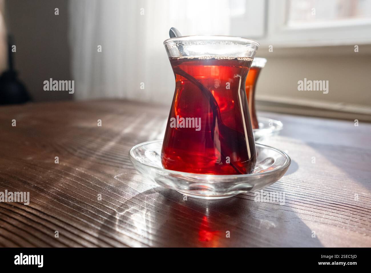 Tè turco in una tazza di bicchiere in primo piano Foto Stock