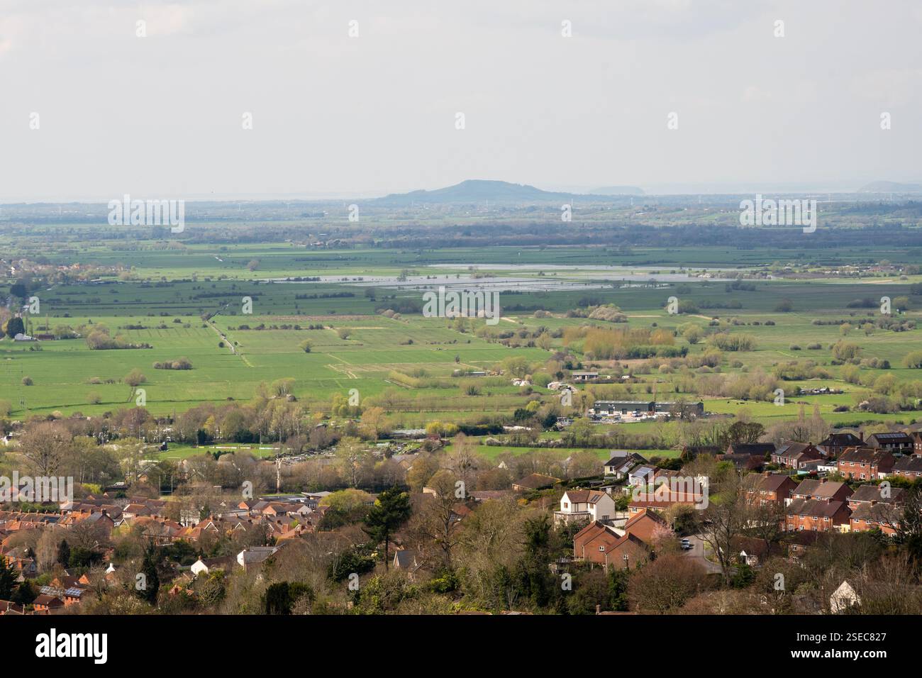 Il basso paesaggio agricolo dei Somerset Levels in Inghilterra, visto dalla collina Glastonbury Tor. Foto Stock