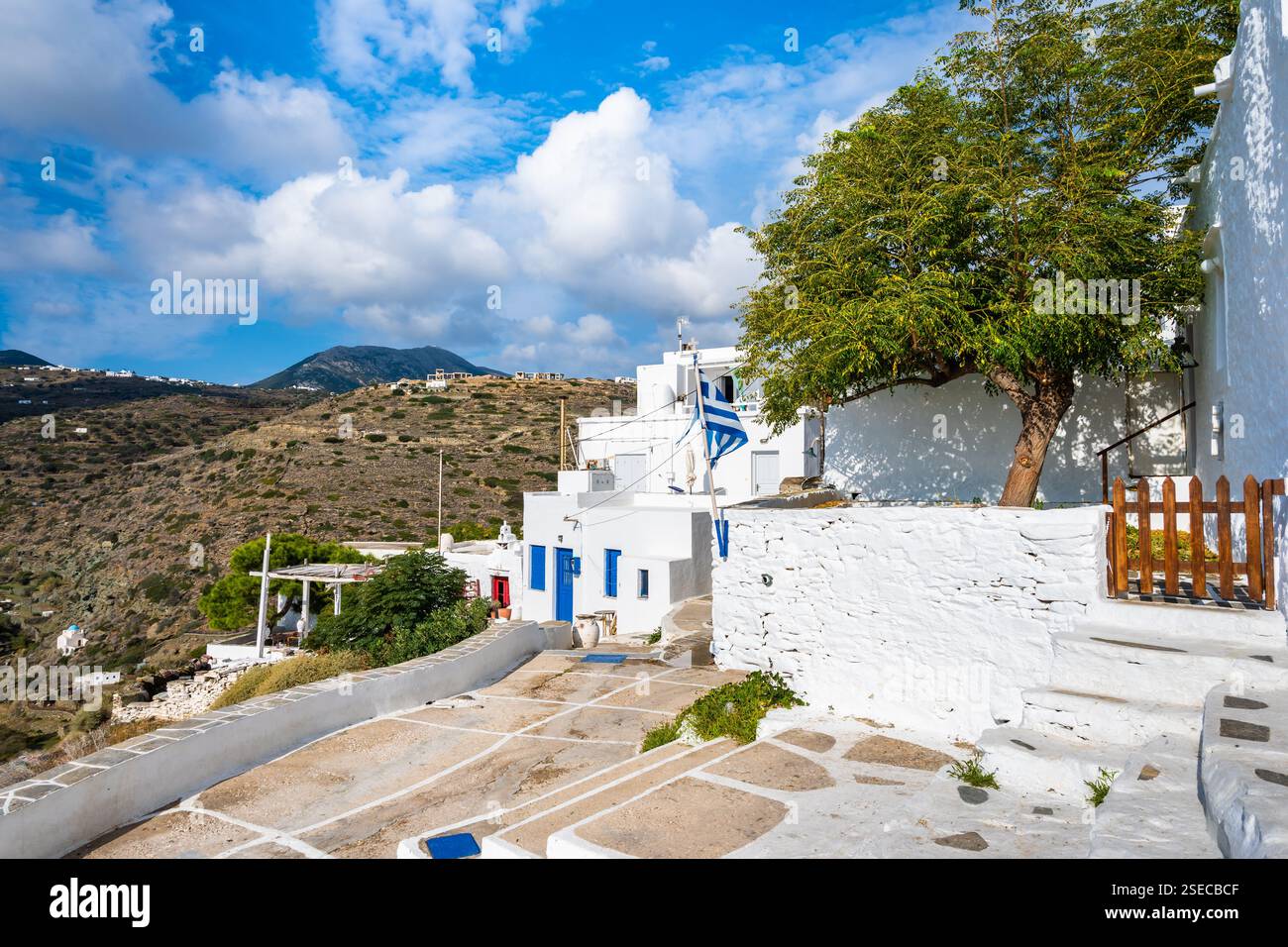Case greche in stile tradizionale nel villaggio di montagna di Kastro, isola di Sifnos, Grecia Foto Stock