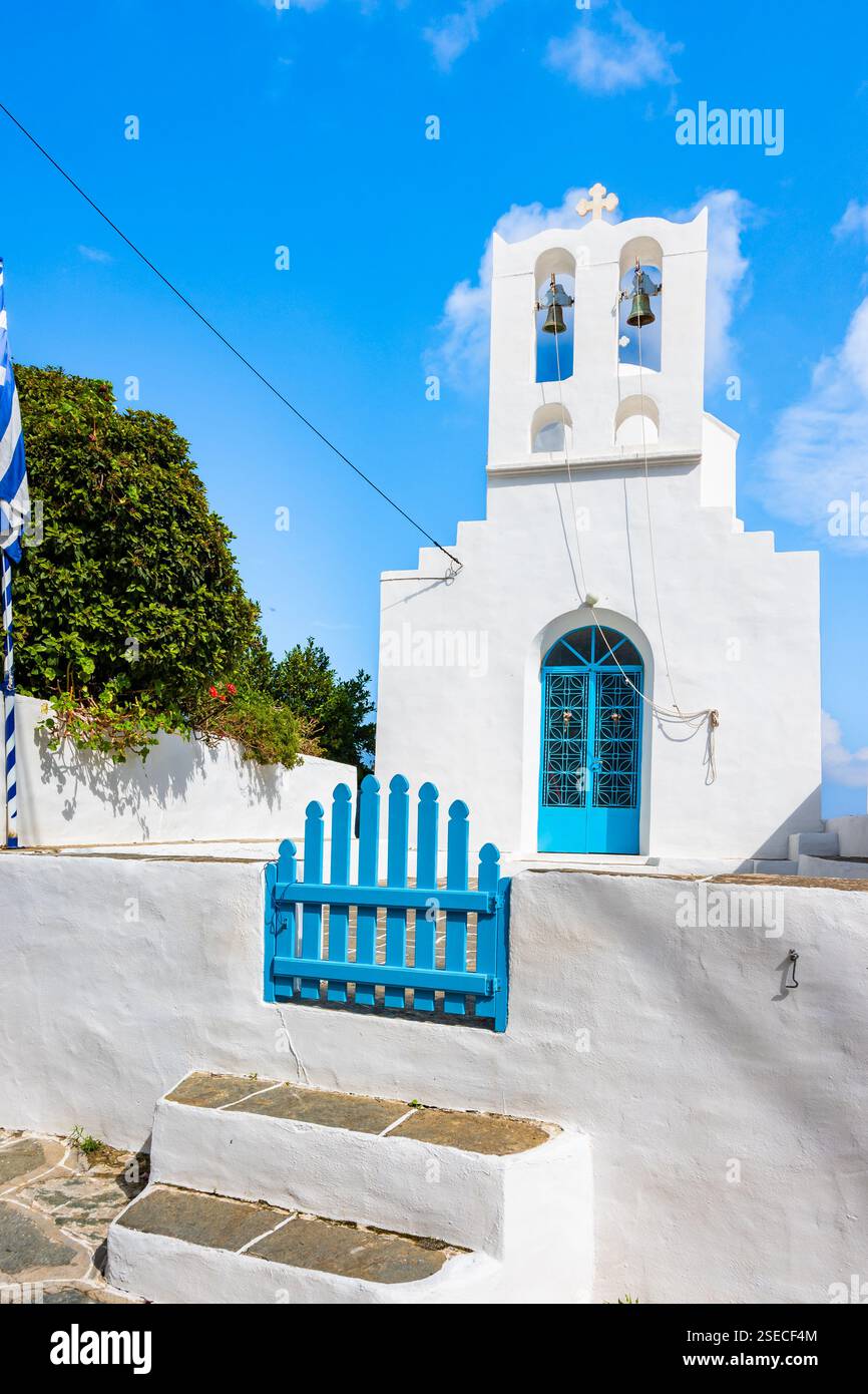 Vista frontale della chiesa bianca in stile tradizionale con cancello d'ingresso blu nel villaggio di Artemonas, isola di Sifnos, Grecia Foto Stock