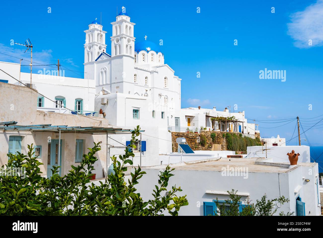 Chiesa bianca in stile tradizionale con cupola blu nel villaggio di Artemonas, isola di Sifnos, Grecia Foto Stock
