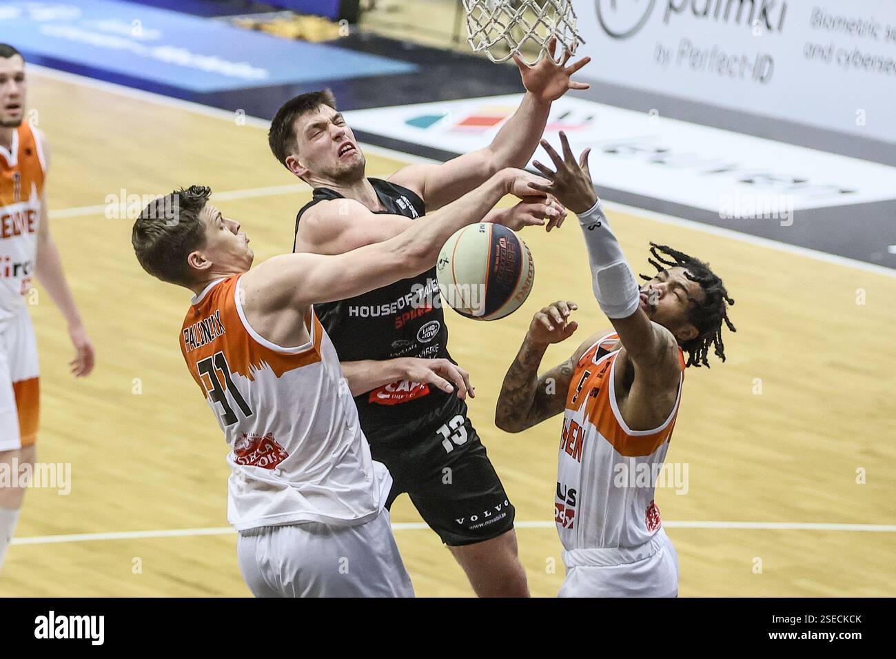 Lovanio, Belgio. 8 febbraio 2025. Mattias Palinckx di Lovanio, Niels De Ridder di Kortrijk e Terry Lee Armstrong di Lovanio combattono per il pallone durante una partita di basket tra Leuven Bears e House of Talents Spurs Kortrijk, sabato 08 febbraio 2025 a Lovanio, il giorno 22 del campionato belga/olandese di prima divisione di basket "BNXT League". BELGA PHOTO BRUNO FAHY credito: Belga News Agency/Alamy Live News Foto Stock