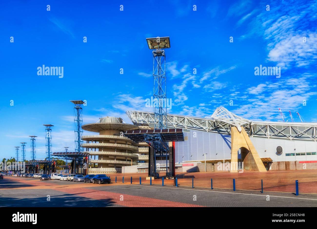 Moderna architettura delle infrastrutture sportive nel parco sportivo pubblico del parco olimpico di Sydney in una giornata di sole. Foto Stock