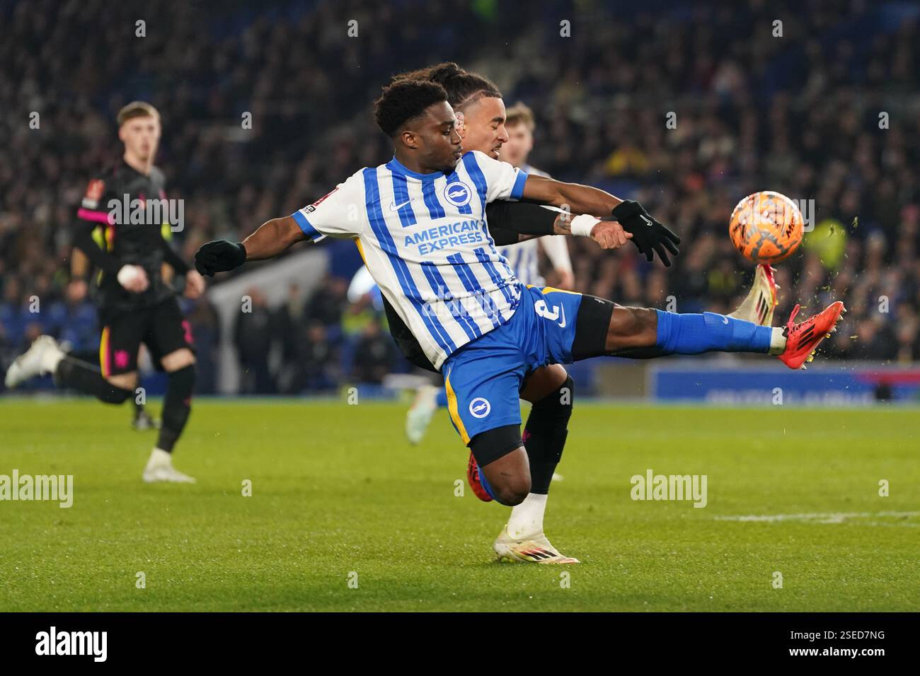 Tariq Lamptey di Brighton e Hove Albion (a sinistra) e Malo gusto di Chelsea si battono per il pallone durante la partita del quarto turno della Emirates fa Cup all'American Express Stadium di Brighton. Data foto: Sabato 8 febbraio 2025. Foto Stock