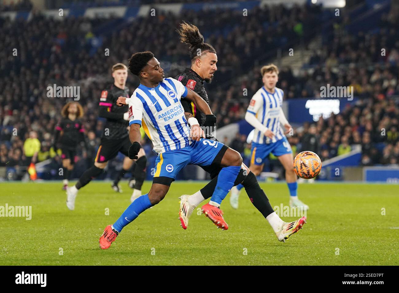 Tariq Lamptey di Brighton e Hove Albion (a sinistra) e Malo gusto di Chelsea si battono per il pallone durante la partita del quarto turno della Emirates fa Cup all'American Express Stadium di Brighton. Data foto: Sabato 8 febbraio 2025. Foto Stock