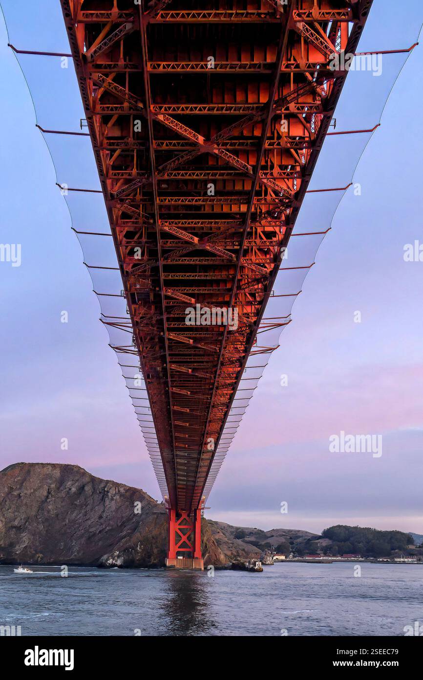 Una vista della parte inferiore del Golden Gate Bridge dalla M/S Konigsdam che entra nella Baia di San Francisco Foto Stock