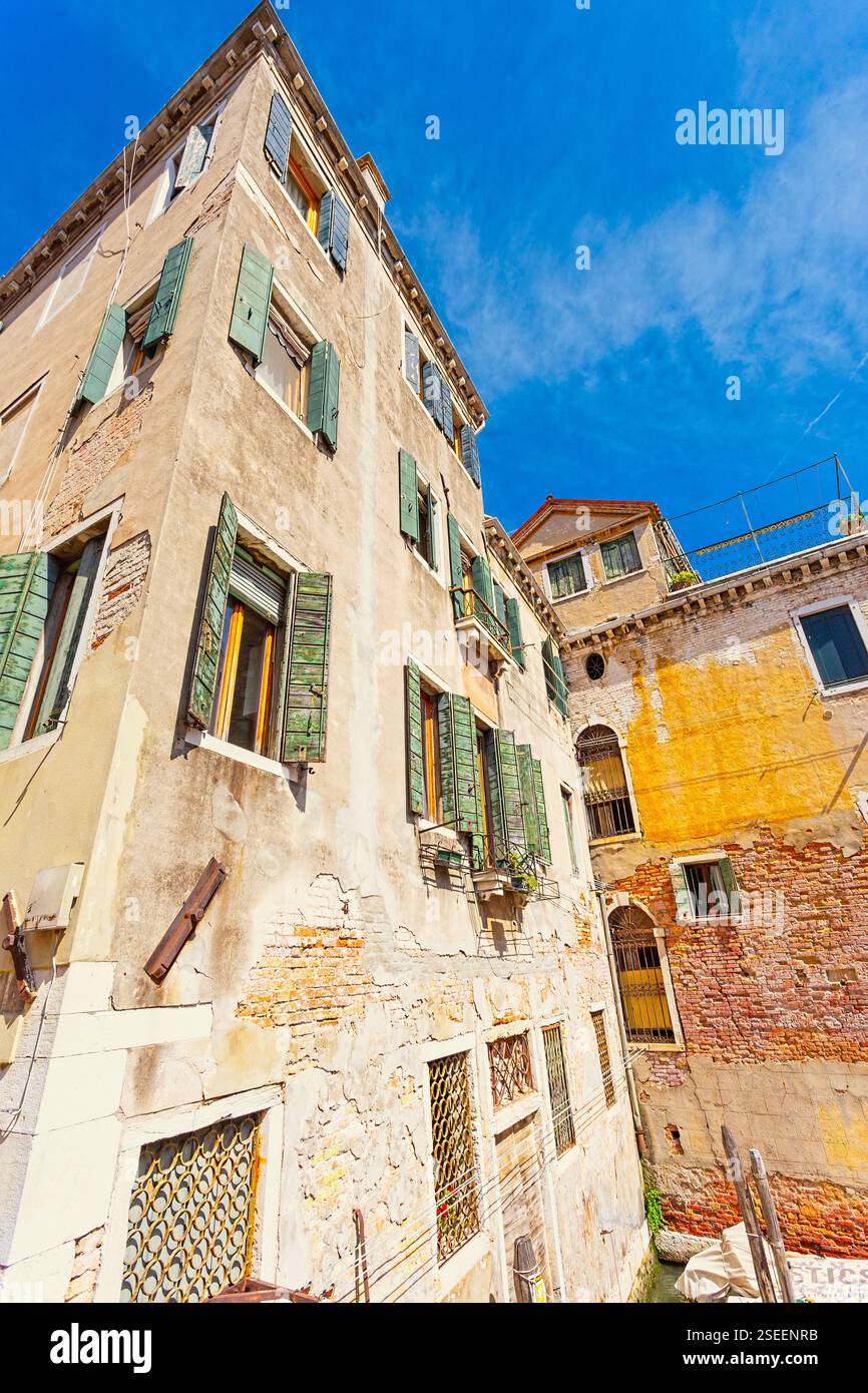 finestra italiana sull'edificio con un muro di pietra Foto Stock