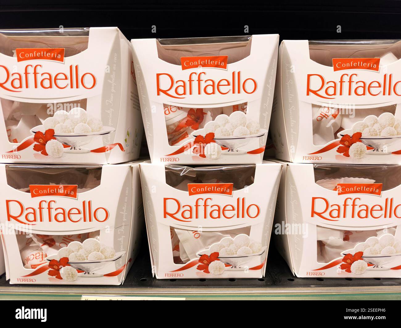 Le mandorle di cocco Raffaello sono esposte al dettaglio. Foto Stock