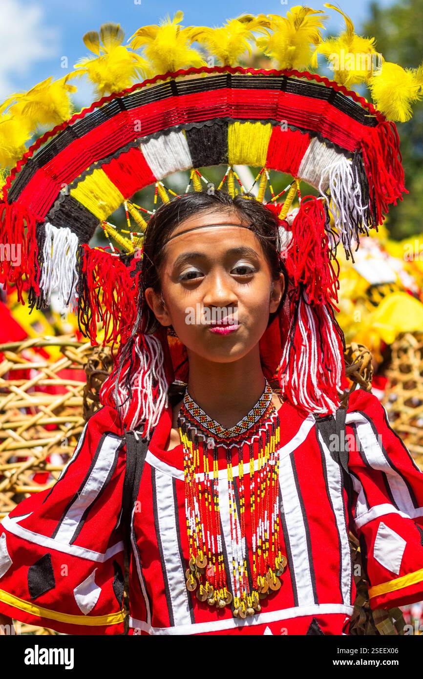 Una ballerina in colorato abbigliamento tribale Mindanao si esibisce durante il Festival Kaamulan a Malaybalay, Bukidnon, celebrando le culture indigene Foto Stock