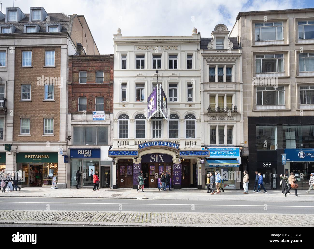 I pedoni passano davanti al Vaudeville Theatre di Londra, con il musical "SIX". Spettacolo popolare, strada trafficata. Foto Stock