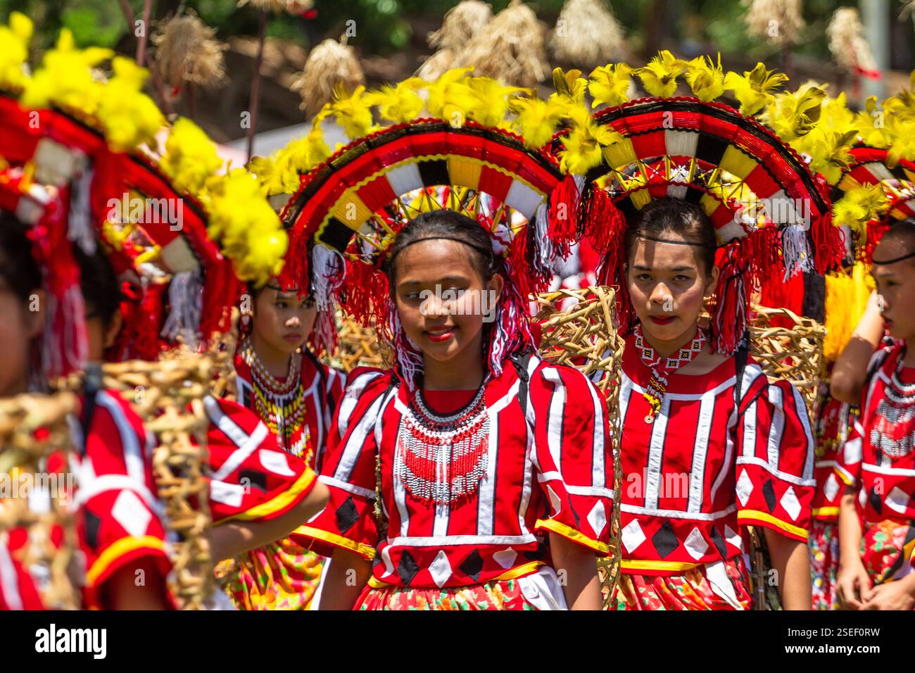 I ballerini in colorato abbigliamento tribale Mindanao si esibiscono durante il Festival Kaamulan a Malaybalay, Bukidnon, celebrando le culture indigene Foto Stock
