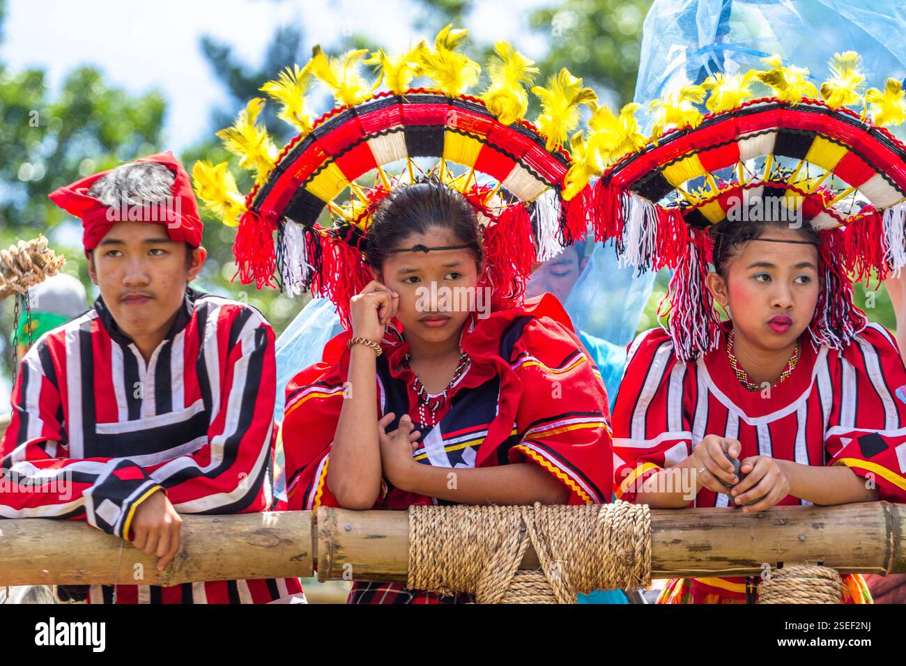 I ballerini in colorato abbigliamento tribale Mindanao si esibiscono durante il Festival Kaamulan a Malaybalay, Bukidnon, celebrando le culture indigene Foto Stock