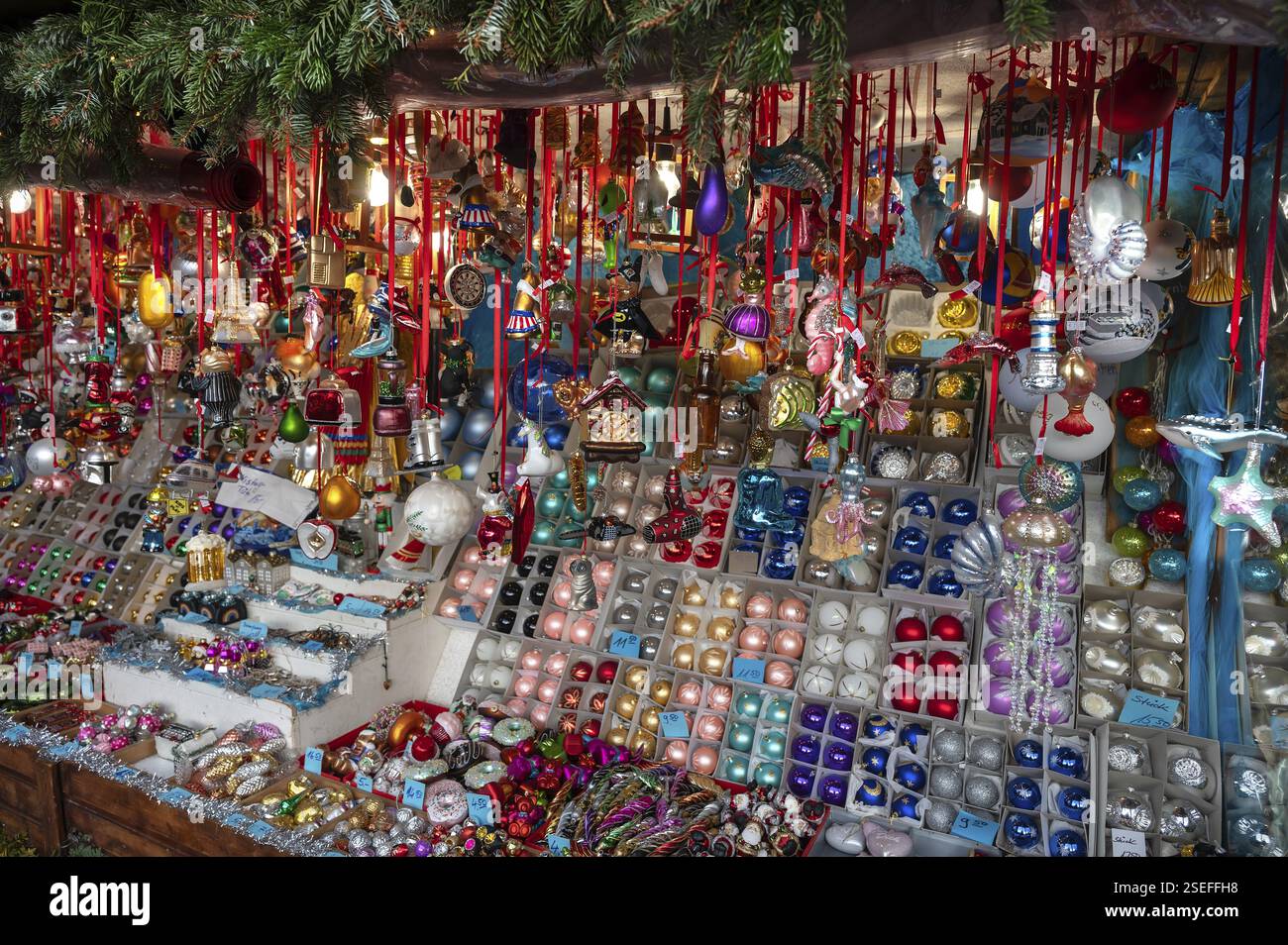Decorazioni natalizie al Christkindlesmarkt, Norimberga, Franconia media, Baviera, Germania, Europa Foto Stock