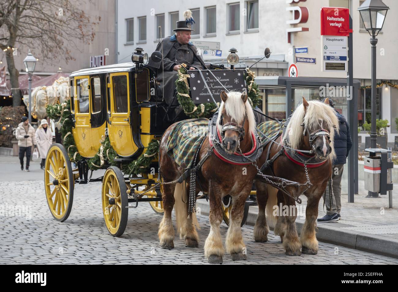 Storica diligenza con cavalli a sangue freddo imbrattati, cavalli da tiro, escursioni di andata e ritorno durante il mercatino di Natale, Norimberga, Franconia media, Baviera Foto Stock