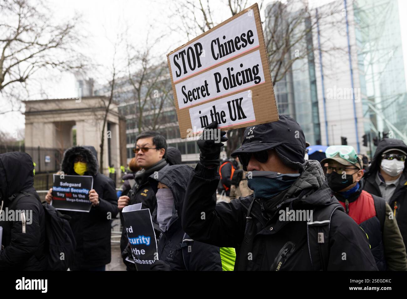 Più di 1.000 persone si sono riunite per protestare contro i piani della Cina per la più grande ambasciata in Europa presso la Royal Mint Court vicino alla Torre di Londra nel Regno Unito Foto Stock