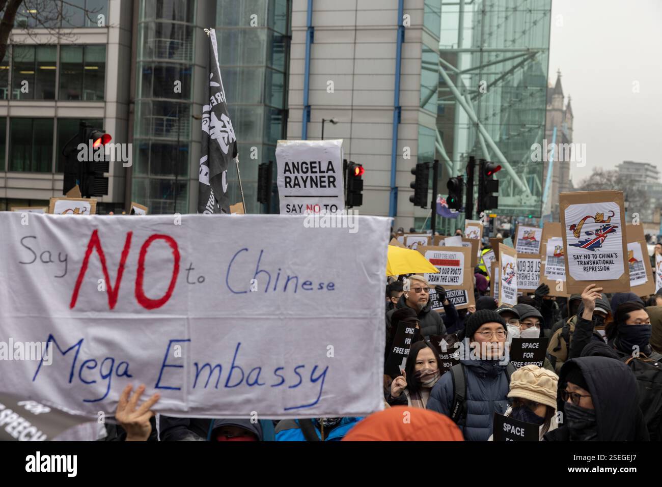 Più di 1.000 persone si sono riunite per protestare contro i piani della Cina per la più grande ambasciata in Europa presso la Royal Mint Court vicino alla Torre di Londra nel Regno Unito Foto Stock