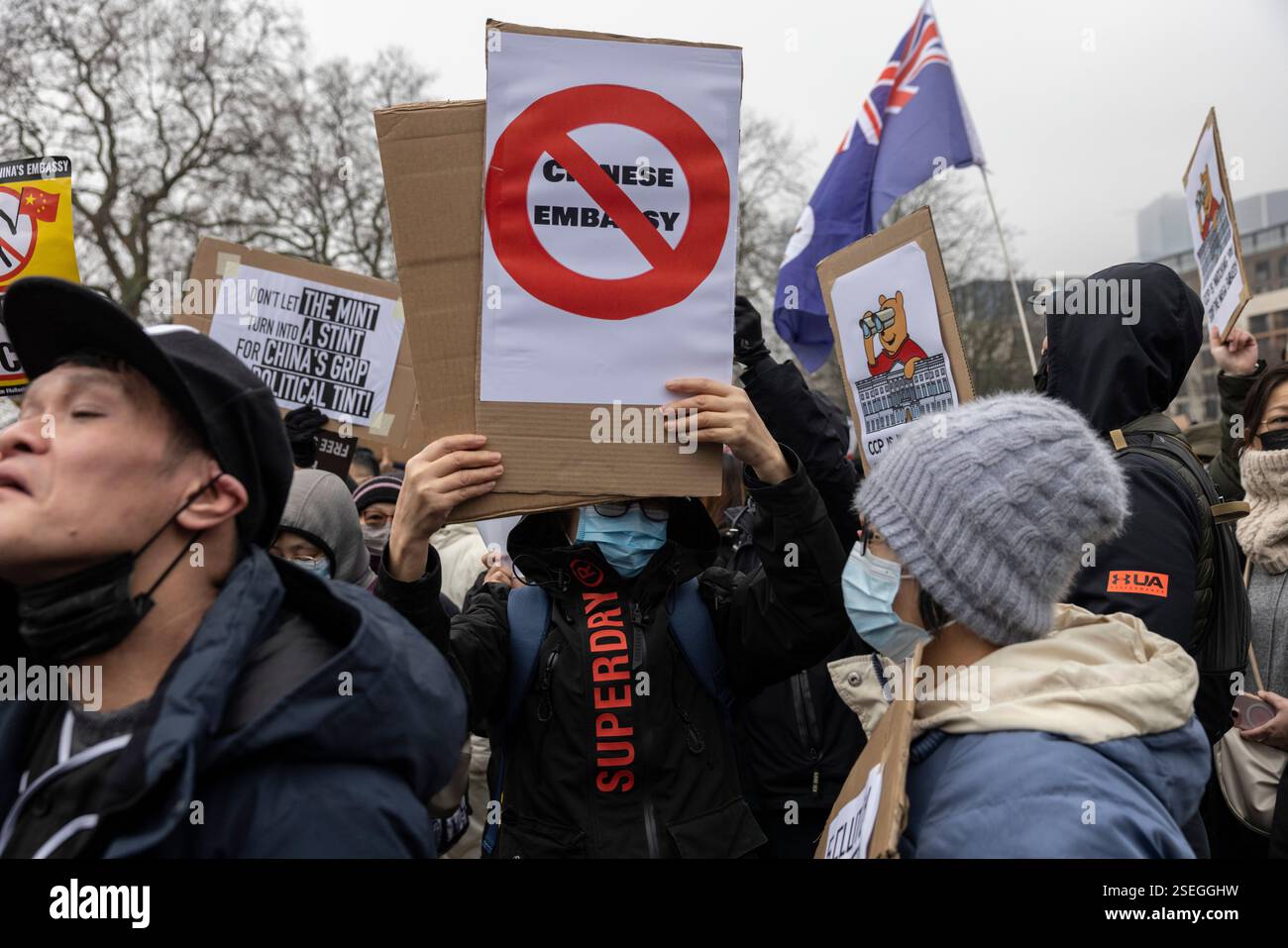 Più di 1.000 persone si sono riunite per protestare contro i piani della Cina per la più grande ambasciata in Europa presso la Royal Mint Court vicino alla Torre di Londra nel Regno Unito Foto Stock