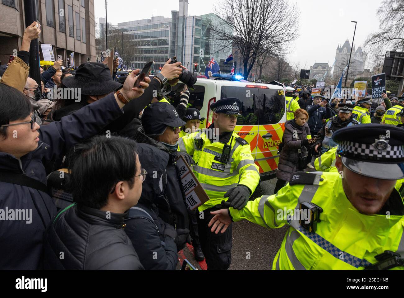 Più di 1.000 persone si sono riunite per protestare contro i piani della Cina per la più grande ambasciata in Europa presso la Royal Mint Court vicino alla Torre di Londra nel Regno Unito Foto Stock