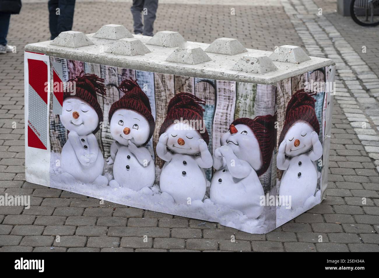 Barriera in cemento decorata di fronte a un mercatino di Natale, Erlangen, Franconia centrale, Baviera, Germania, Europa Foto Stock