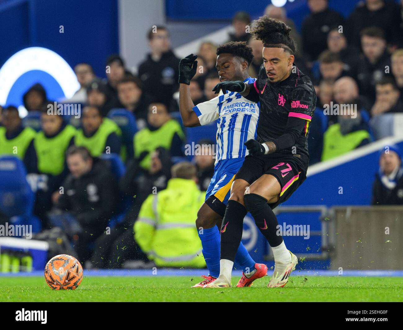 Brighton e Hove, Regno Unito. 8 febbraio 2025. Brighton e Hove Brighton, Inghilterra, 2025 8 febbraio. Malo gusto (a destra) del Chelsea combatte con il Tariq Lamptey di Brighton & Hove Albion (a sinistra) durante la partita di calcio del quarto turno della Emirates fa Cup tra Brighton & Hove Albion e Chelsea all'American Express Stadium, in Inghilterra. (David Horton/SPP) (David Horton/SPP) credito: SPP Sport Press Photo. /Alamy Live News Foto Stock