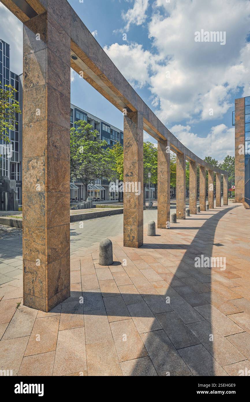 Portico nel centro amministrativo di Stadtsparkasse Monaco, Ungererstrasse, Monaco di Baviera, alta Baviera, Baviera, Germania, Europa Foto Stock
