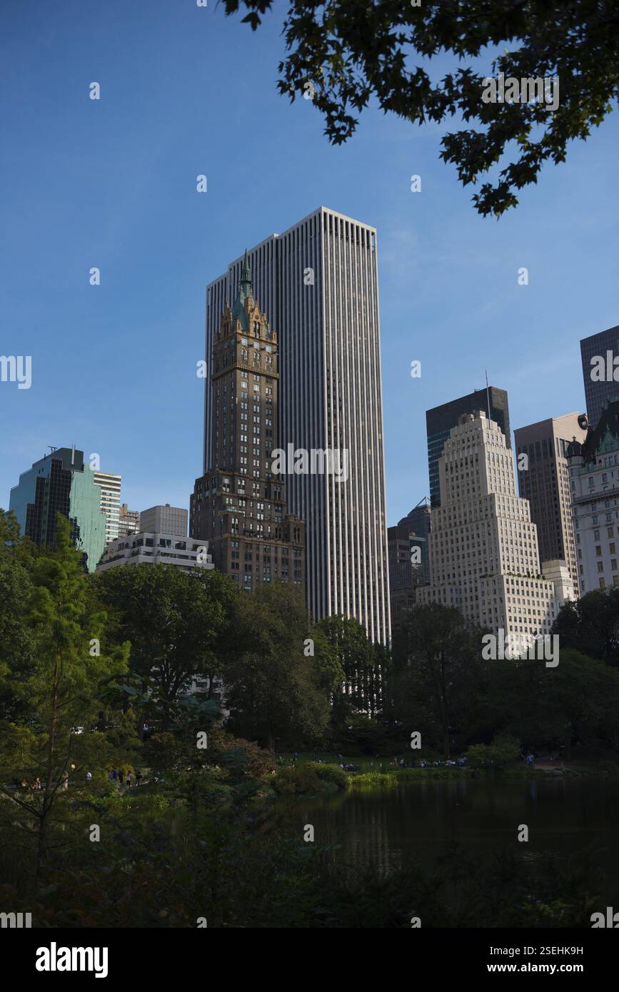 L'hotel Sherry-Netherland e l'edificio GM da Central Park, New York, USA, Nord America Foto Stock