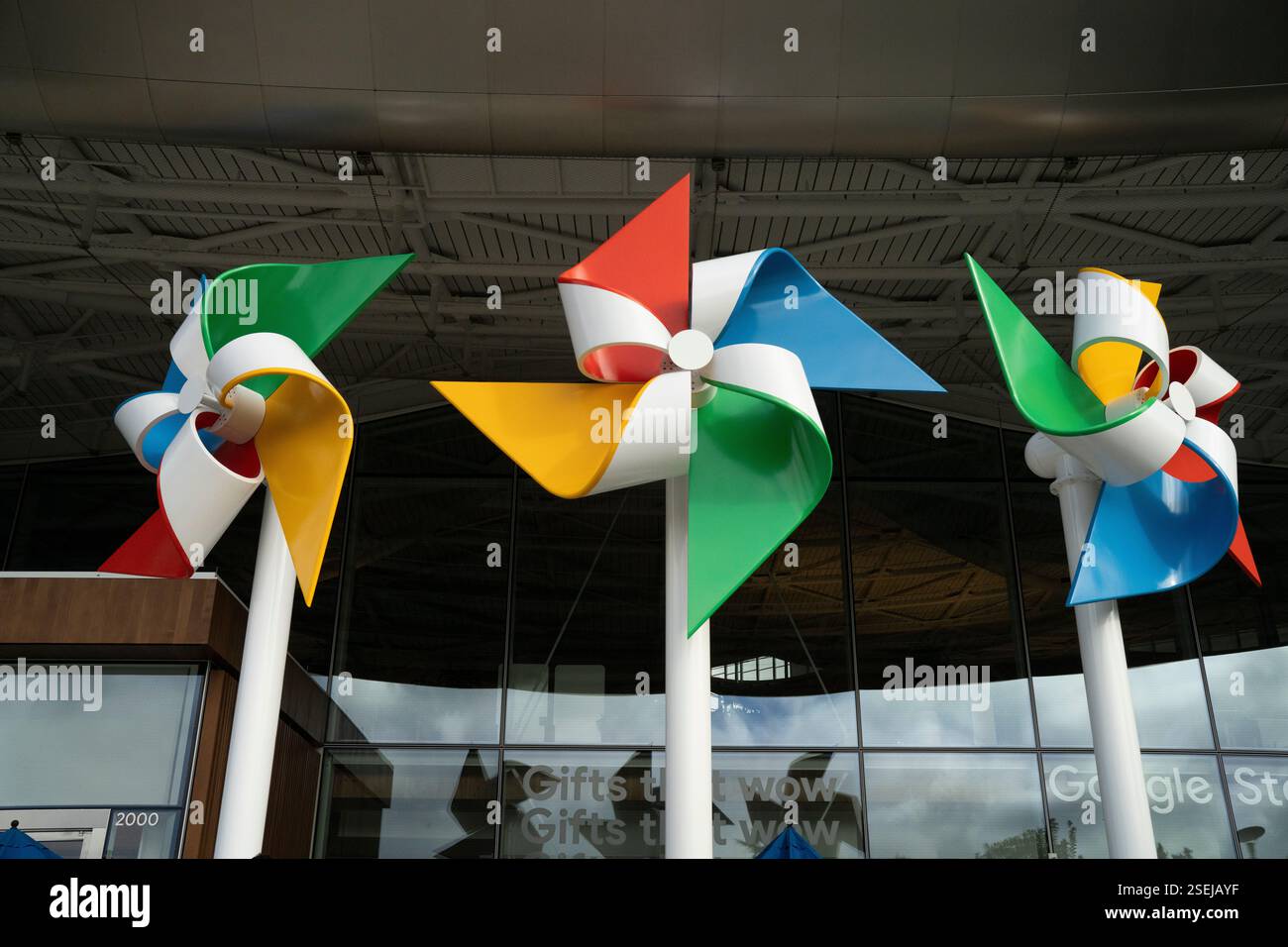 Le ruote colorate adornano Googleplex, Mountain View, CA. I regali Google. Foto Stock