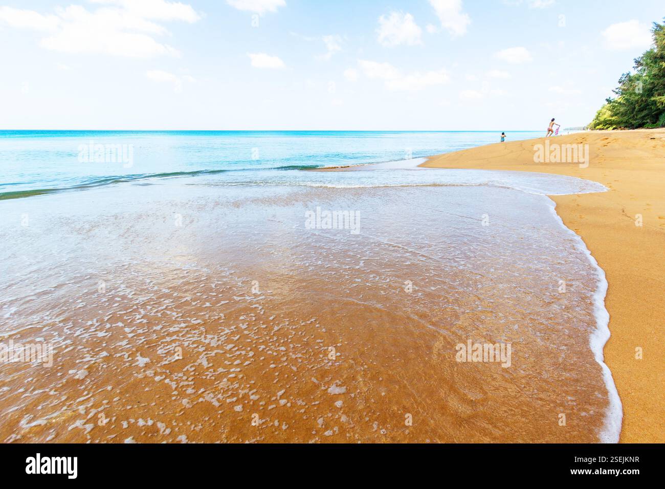 Una spiaggia di sabbia deserta mai Khao a Phuket, Thailandia, con le sue splendide acque Foto Stock