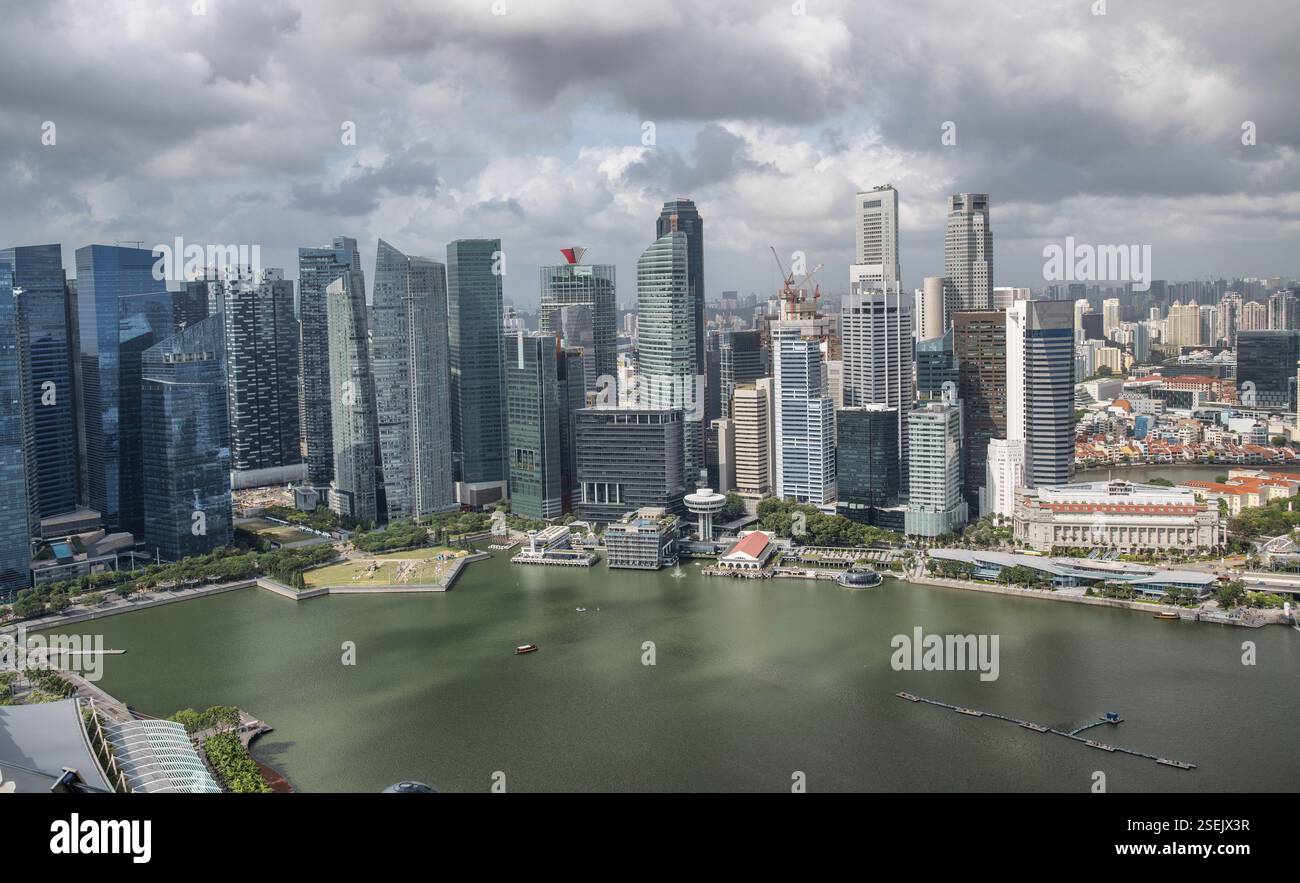 Skyline dei grattacieli nel centro della città di Singapore da una vista dall'alto Foto Stock