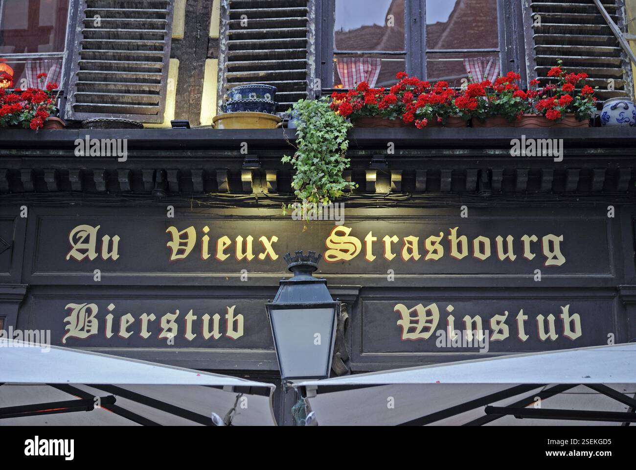 Francia, Alsazia, Strasburgo, birre e wine bar, Europa Foto Stock