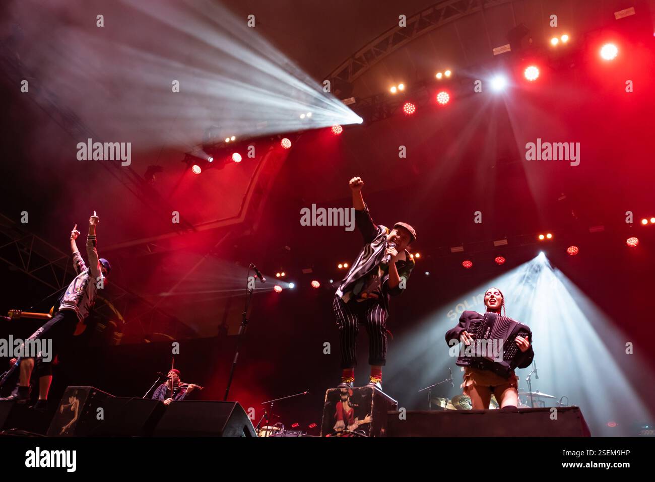 Londra, Regno Unito. 8 febbraio 2025. I Gipsy punk Gogol Bordello si esibiscono all'Alexandra Palace supportando Dropkick Murphys. Cristina Massei/Alamy Live News Foto Stock