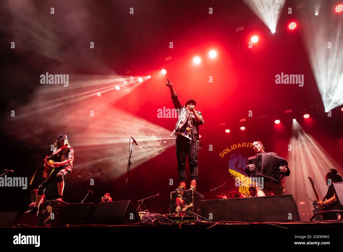 Londra, Regno Unito. 8 febbraio 2025. I Gipsy punk Gogol Bordello si esibiscono all'Alexandra Palace supportando Dropkick Murphys. Cristina Massei/Alamy Live News Foto Stock