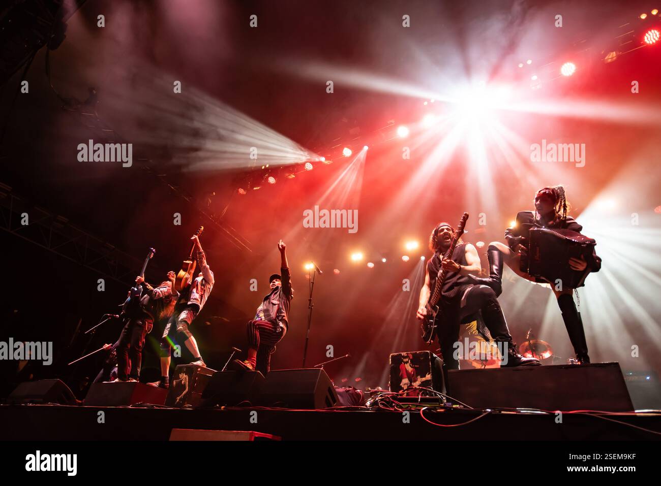 Londra, Regno Unito. 8 febbraio 2025. I Gipsy punk Gogol Bordello si esibiscono all'Alexandra Palace supportando Dropkick Murphys. Cristina Massei/Alamy Live News Foto Stock