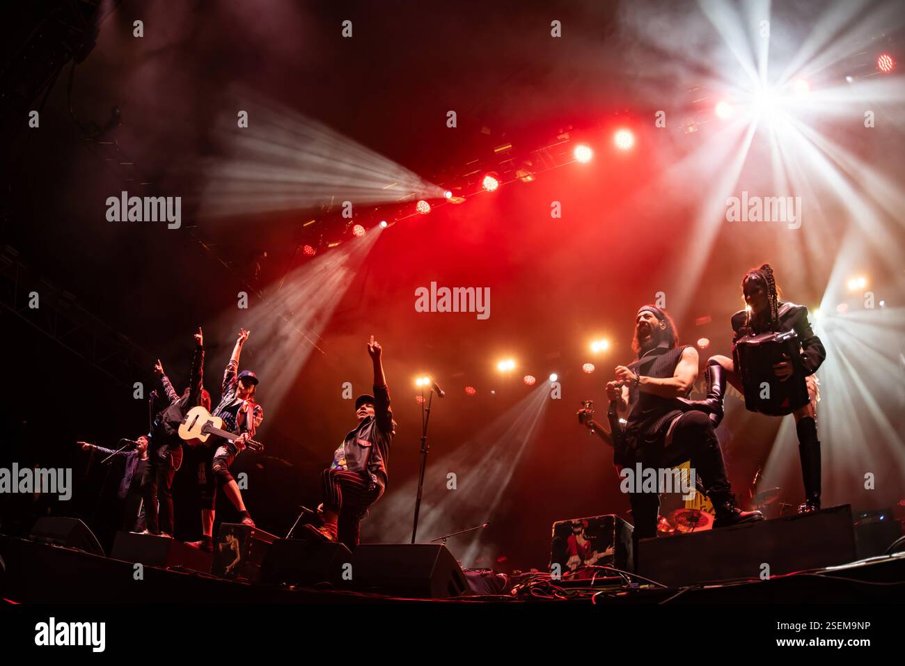 Londra, Regno Unito. 8 febbraio 2025. I Gipsy punk Gogol Bordello si esibiscono all'Alexandra Palace supportando Dropkick Murphys. Cristina Massei/Alamy Live News Foto Stock