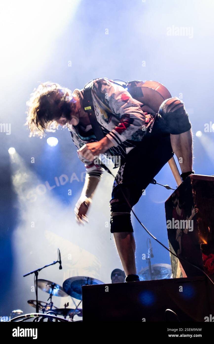 Londra, Regno Unito. 8 febbraio 2025. I Gipsy punk Gogol Bordello si esibiscono all'Alexandra Palace supportando Dropkick Murphys. Cristina Massei/Alamy Live News Foto Stock