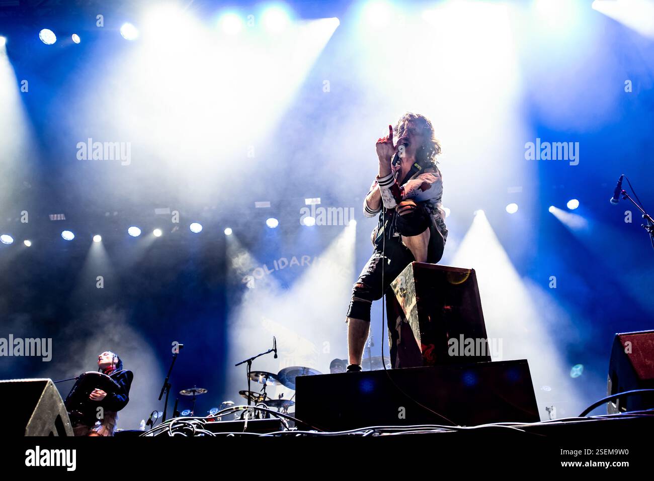 Londra, Regno Unito. 8 febbraio 2025. I Gipsy punk Gogol Bordello si esibiscono all'Alexandra Palace supportando Dropkick Murphys. Cristina Massei/Alamy Live News Foto Stock