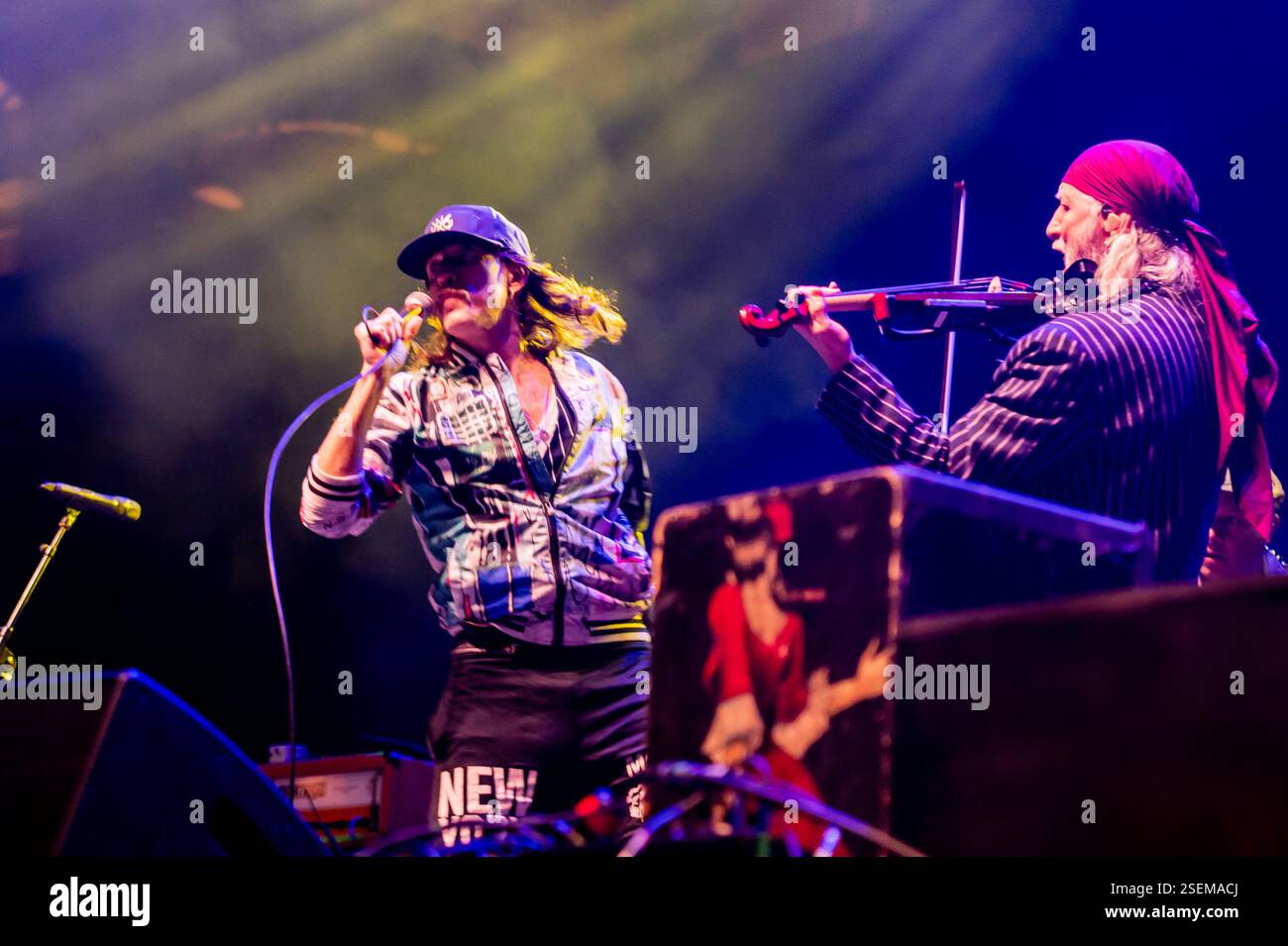 Londra, Regno Unito. 8 febbraio 2025. I Gipsy punk Gogol Bordello si esibiscono all'Alexandra Palace supportando Dropkick Murphys. Cristina Massei/Alamy Live News Foto Stock