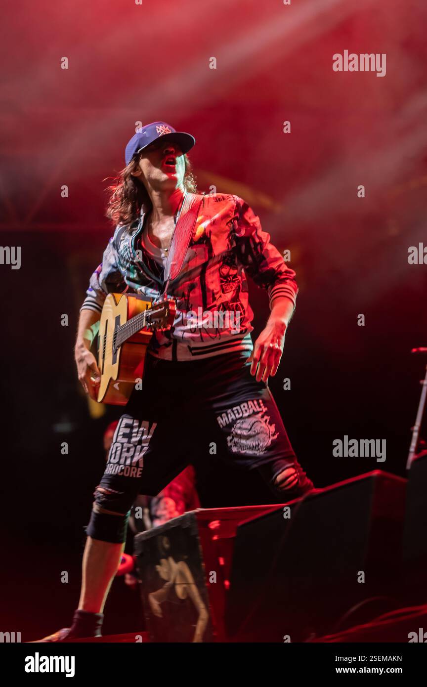 Londra, Regno Unito. 8 febbraio 2025. I Gipsy punk Gogol Bordello si esibiscono all'Alexandra Palace supportando Dropkick Murphys. Cristina Massei/Alamy Live News Foto Stock
