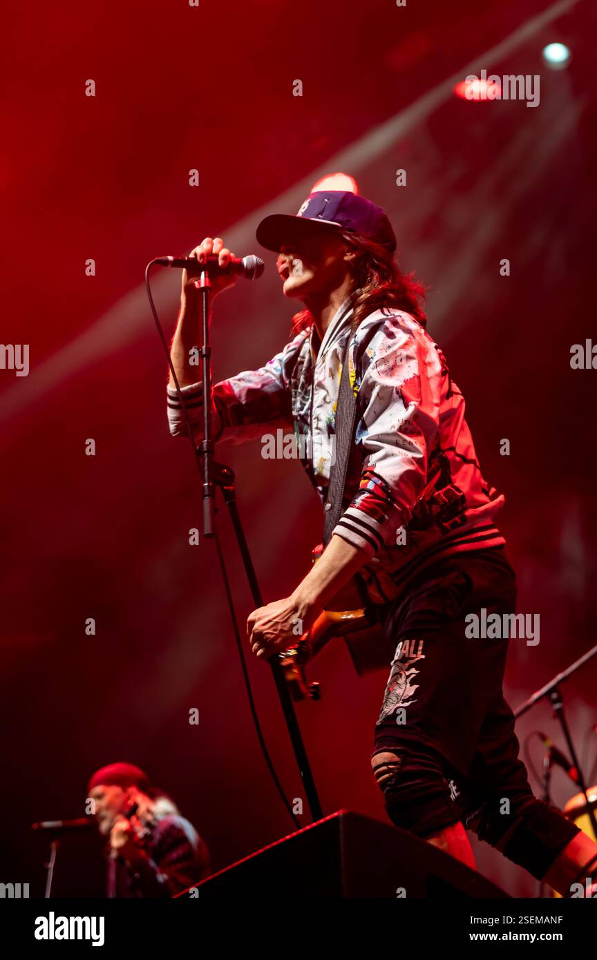 Londra, Regno Unito. 8 febbraio 2025. I Gipsy punk Gogol Bordello si esibiscono all'Alexandra Palace supportando Dropkick Murphys. Cristina Massei/Alamy Live News Foto Stock