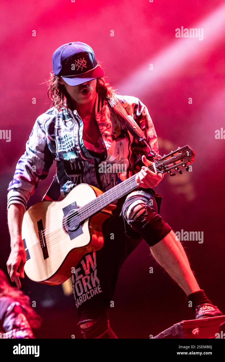 Londra, Regno Unito. 8 febbraio 2025. I Gipsy punk Gogol Bordello si esibiscono all'Alexandra Palace supportando Dropkick Murphys. Cristina Massei/Alamy Live News Foto Stock