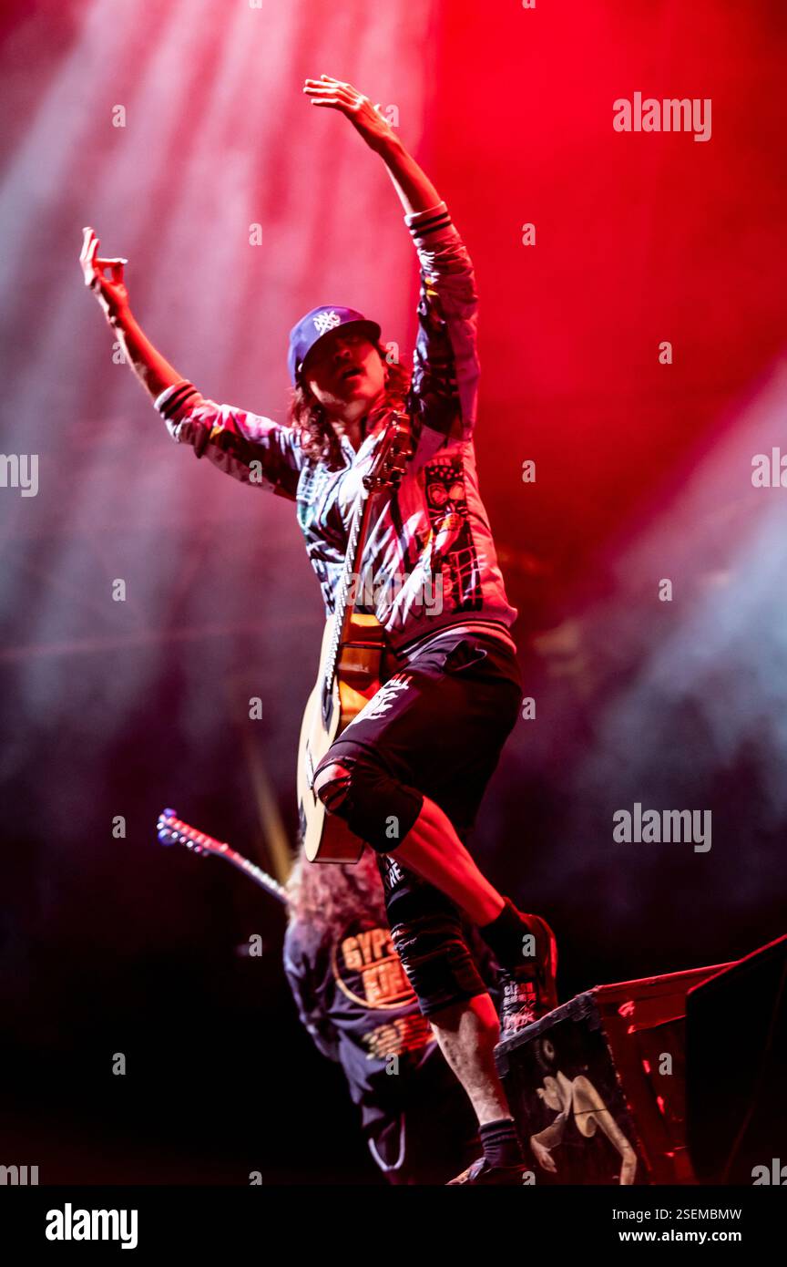 Londra, Regno Unito. 8 febbraio 2025. I Gipsy punk Gogol Bordello si esibiscono all'Alexandra Palace supportando Dropkick Murphys. Cristina Massei/Alamy Live News Foto Stock