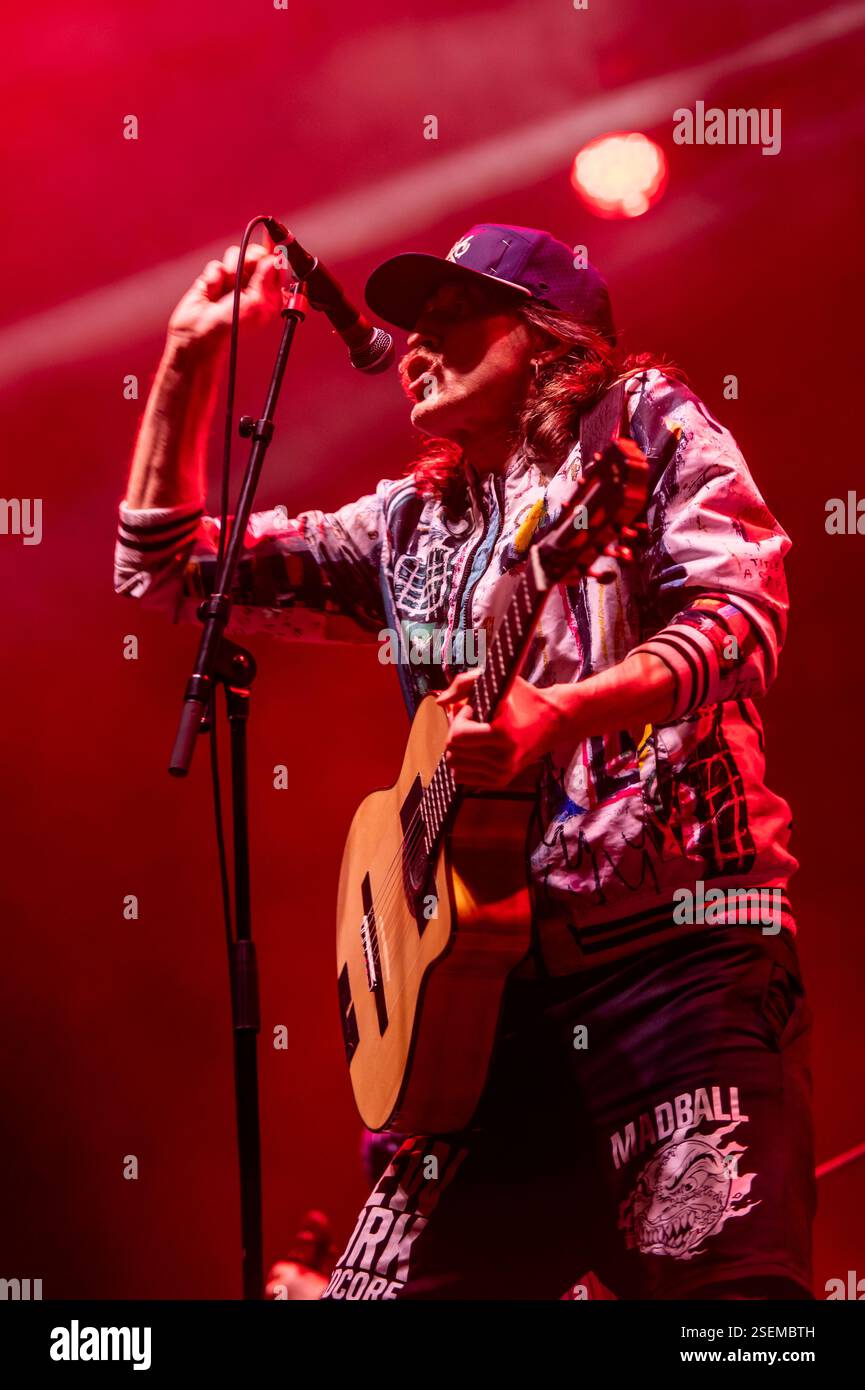 Londra, Regno Unito. 8 febbraio 2025. I Gipsy punk Gogol Bordello si esibiscono all'Alexandra Palace supportando Dropkick Murphys. Cristina Massei/Alamy Live News Foto Stock