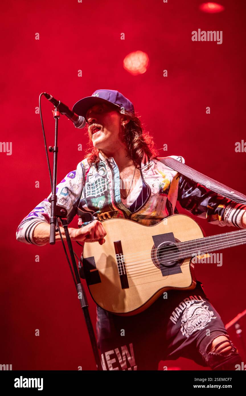 Londra, Regno Unito. 8 febbraio 2025. I Gipsy punk Gogol Bordello si esibiscono all'Alexandra Palace supportando Dropkick Murphys. Cristina Massei/Alamy Live News Foto Stock
