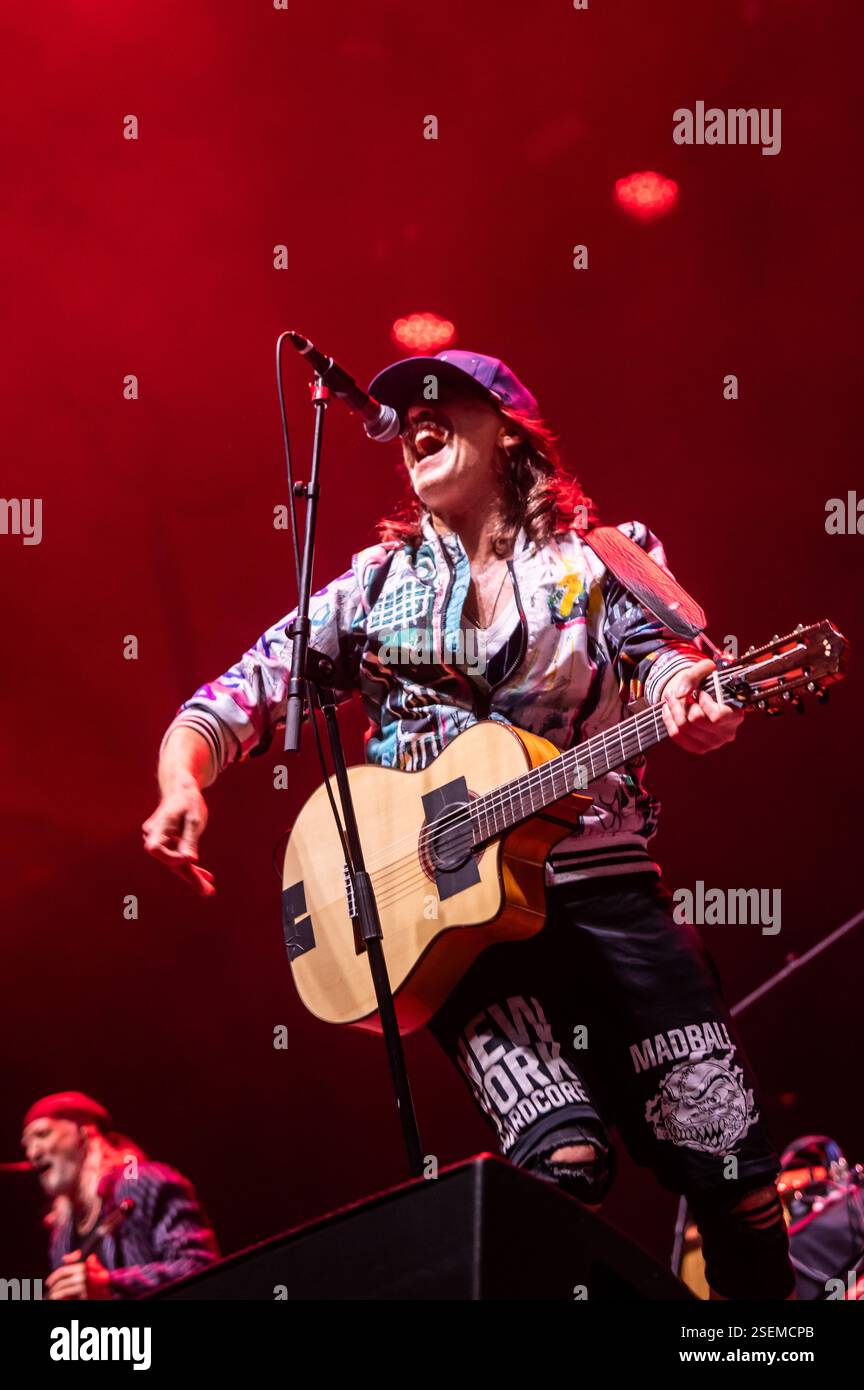Londra, Regno Unito. 8 febbraio 2025. I Gipsy punk Gogol Bordello si esibiscono all'Alexandra Palace supportando Dropkick Murphys. Cristina Massei/Alamy Live News Foto Stock